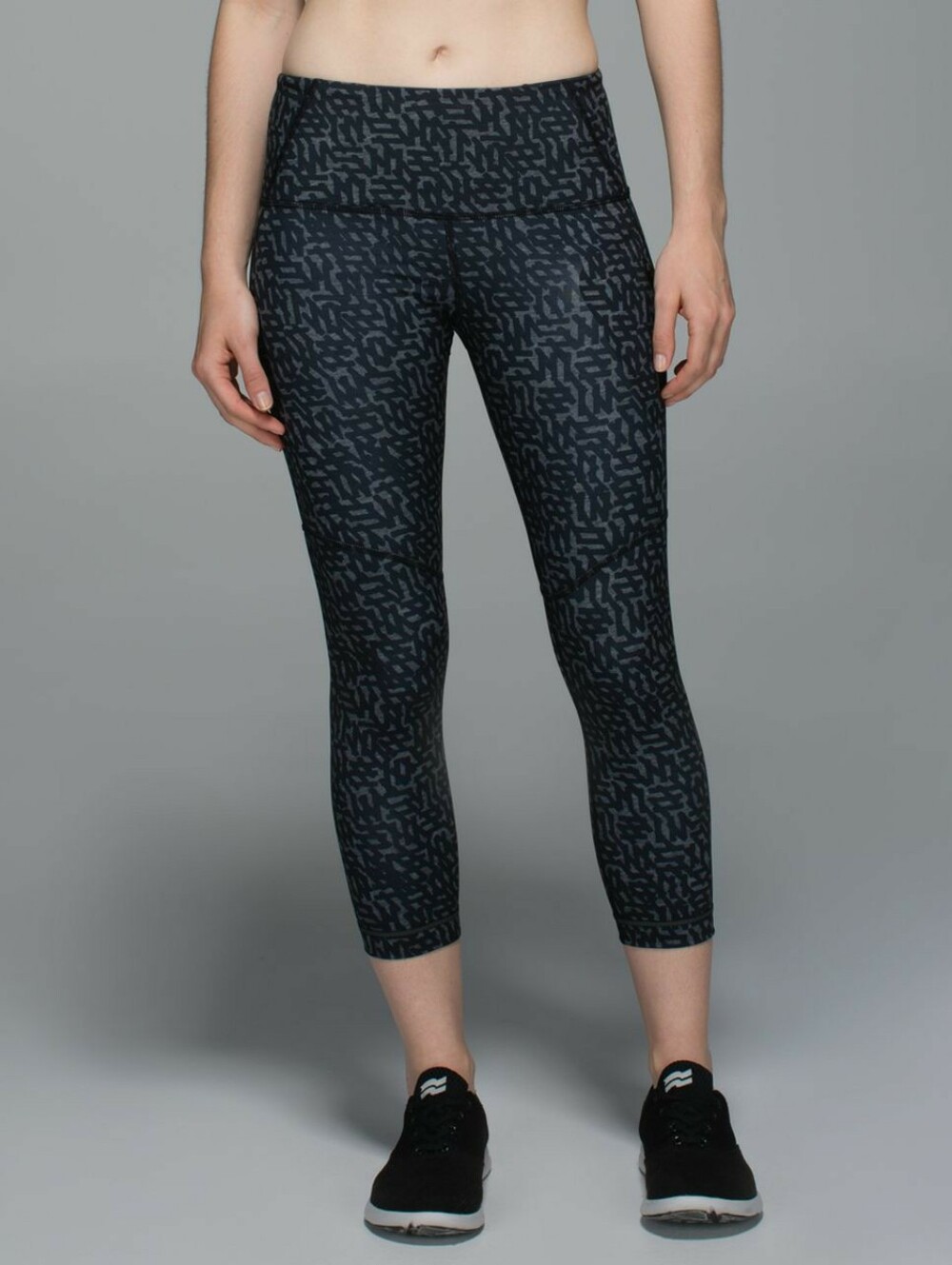 LULULEMON - Woman's Grey & Black Geometric Pattern Yoga Leggings Size 8